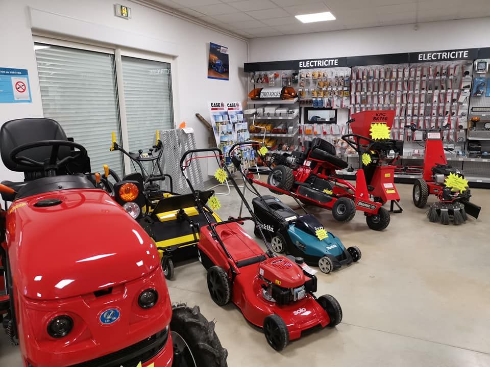 tondeuses exposées dans le magasin